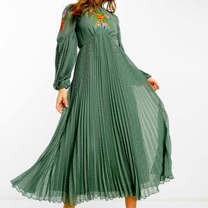ASOS DESIGN CURVE FLORAL EMBROIDERED
NWOT LONG SLEEVE PLEATED DRESS